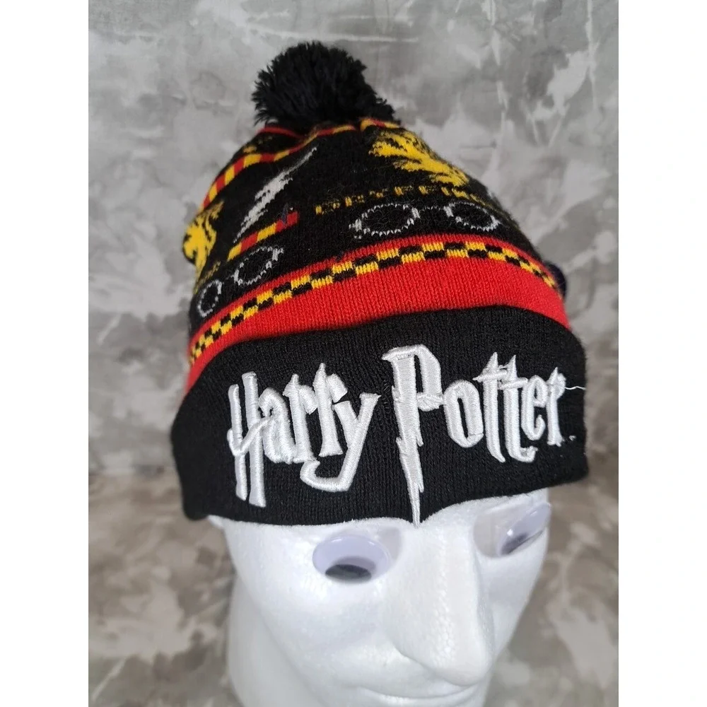 Harry Potter Hogwarts House Gryffindor Crest Pom Cuff Beanie Toque Lightning